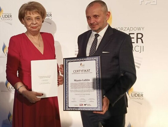 Pan prezydent Mariusz Banach i Pani Ewa Ewa Dumkiewicz-Sprawka trzymają dyplomy