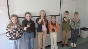 6 uczniów trzyma małe karteczki