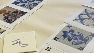 niebieskie obrazki i wzory na stole