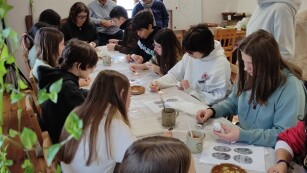 uczniowie malują pisanki na warsztatach