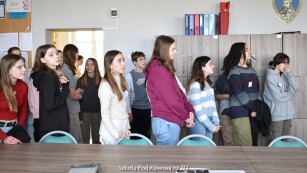 uczniowie w pokoju nauczycielskim