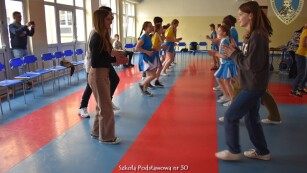 uczniowie ćwiczą na sali gimnastycznej