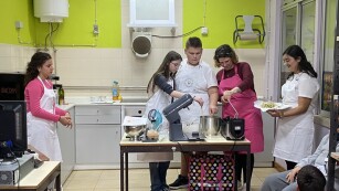 uczniowie w pracowni kulinarnej