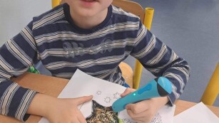 chłopiec rysuje długopisem 3D