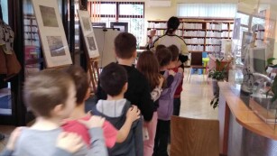 Pani Bibliotekarka oprowadza dzieci po Bibliotece