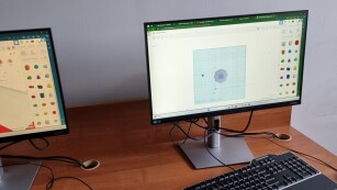 monitor z otworzonym programem do projektowania