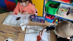 Wesołe dyskusje podczas malowania czekolady farbami