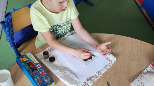 Chłopiec maluje swoja czekoladę
