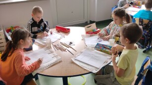 Dzieci przygotowują się do malowania swojej ulubionej czekolady