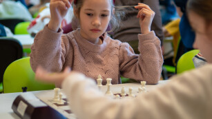 dziewczynka gra w szachy