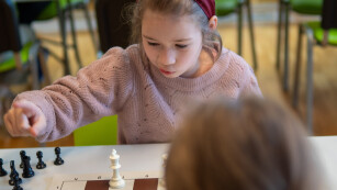 dziewczynka gra w szachy