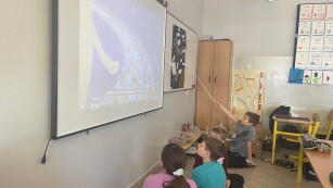 Grupa uczy klasę piosenki o planetach