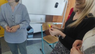 nauczycielki trzymają w dłoniach wydruki 3D