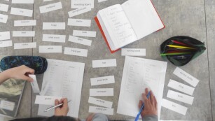 Uczniowie notują nowe słówka, pracują w grupach