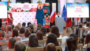 Minister Zdrowia Izabela Leszczyna oraz maskotki kampanii edukacyjnej  - Ogar i Rogal