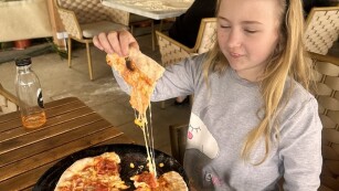 Dziecko je pizzę