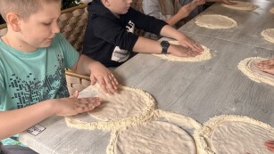 Dzieci uczą się formować ciasto