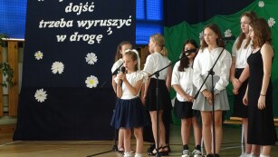 dziewczynki z chóru śpiewają