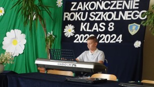 uczeń grający na keybordzie